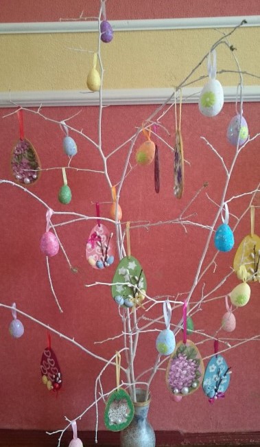 Mesterségek az Easter Easter fa kezüket lépések