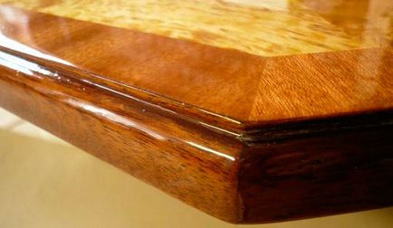 A bevonólakk fából készült asztal