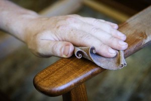 Javítása és helyreállítása egy régi szék a kezét