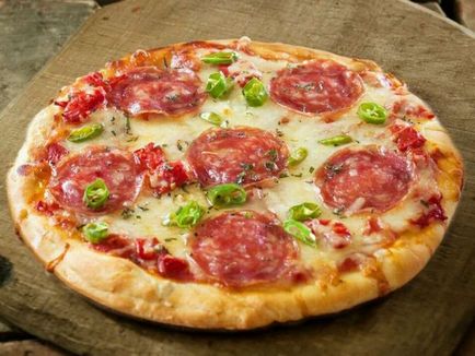 Recept pizza szalámi, sajt és paradicsom
