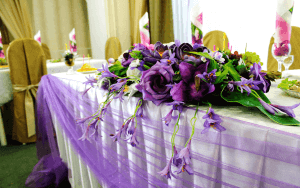 Tedd dekoráció esküvői asztalra a kezét, és nyomja a látogatók