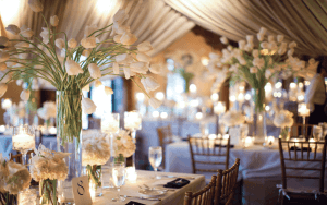 Tedd dekoráció esküvői asztalra a kezét, és nyomja a látogatók