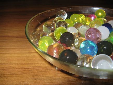 Balls növekszik, és növeli a vízben (növekvő) Balls növekszik, és növeli a vízben