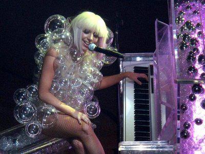 Hány éves Lady Gaga életrajza és színpadi személyiségét énekes
