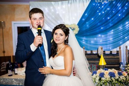 A beszéd és a beszéd a vőlegény az esküvő a szülők, vendégek, egy példa, amit szavakkal lehet mondani, egy fotó és videó