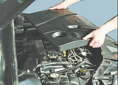 Ki- és beszerelése a dekoratív burkolat a motor, Ford Mondeo kézikönyv 4
