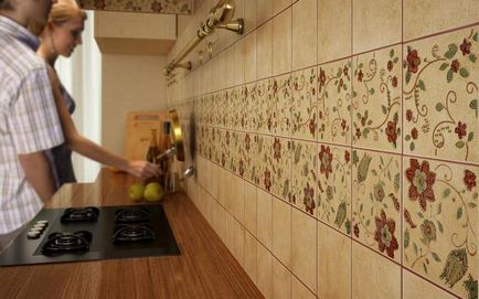 A falak a konyhában dekoráció ötletek és lehetőségek az anyagokra, amelyek jobban használati