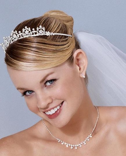 Menyasszonyi frizura a tiara és fátyol