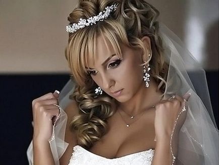 Menyasszonyi frizura a tiara és fátyol