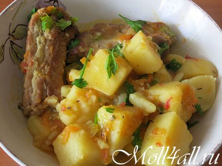 Sült krumpli hússal - egy finom sertésborda burgonyás recept egy fotó