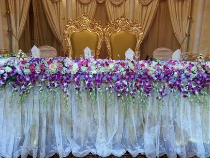 Díszítő esküvői terem virággal - a hivatal „Alliance-dísz”