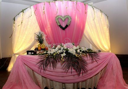 Díszítő esküvői terem virággal - a hivatal „Alliance-dísz”