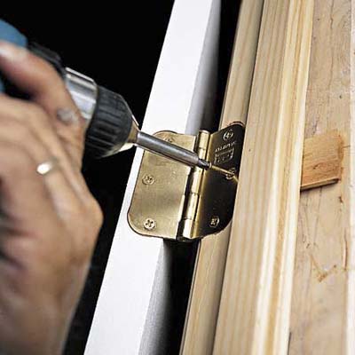Telepítése zsanérok beltéri ajtók a különböző anyagokat és a választott eszközök, jelölés, utasítások