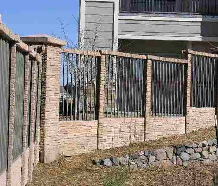 Kerítés szomszédok közötti, az építési szabványok és építési szabályokat kerítések a vidéken, a magánszektorban