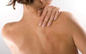 Fájdalom a gerinc, a lapockák között okoz, a tünetek, a kezelés és a megelőzés