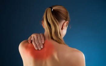 Fájdalom a gerinc, a lapockák között okoz, a tünetek, a kezelés és a megelőzés