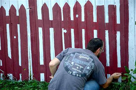 A jobb festeni a fa kerítés, épület portál