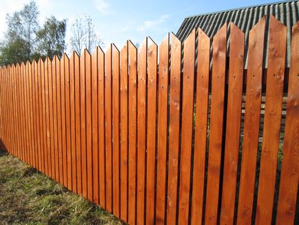 Hogyan kell festeni a fa kerítés sokáig és olcsó festék fa kerítés