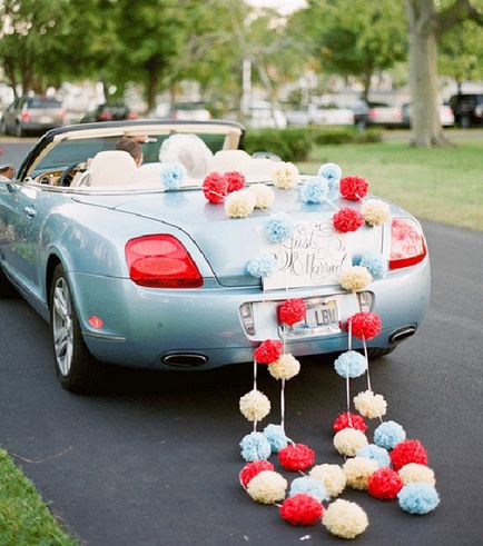 A díszített esküvői autó dekoráció vőlegény gépek és a vőlegény egy esküvőn