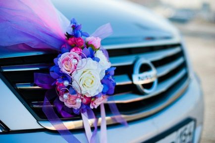 A díszített esküvői autó dekoráció vőlegény gépek és a vőlegény egy esküvőn