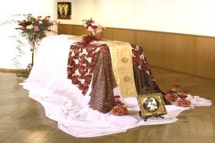 Mi feküdt a koporsóban az elhunyt a temetés ideje alatt, az önkormányzati szolgáltatások temetkezési szolgáltatások
