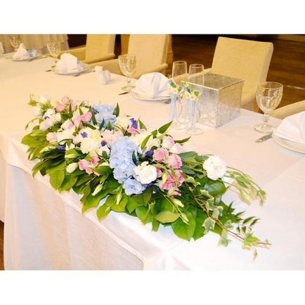 Virágok az asztalon egy esküvőn - eredeti virágkompozíciók
