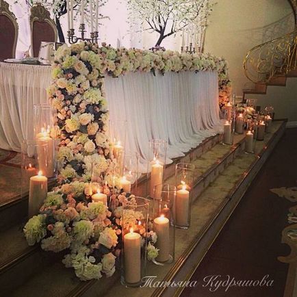Virágok az asztalon egy esküvőn - eredeti virágkompozíciók