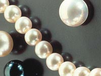 Termelés mesterséges gyöngy, akárcsak a mesterséges gyöngy, gyöngy előállítására