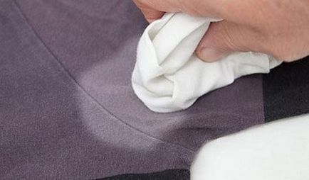 Hogyan és mit kell mosni a foltokat dezodort ruházat a hónalj