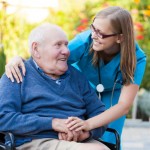 Hogyan vegyék figyelembe az ellátás egy idős ember több mint 80 éves 2017-ben
