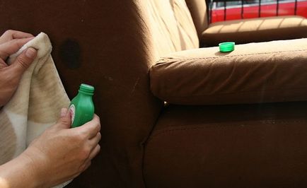 Hogyan tisztítható a kanapén otthon