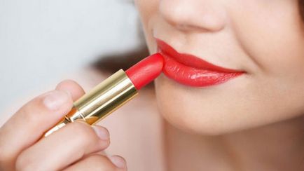 Hogyan kell festeni az ajkak vörös rúzst előkészítés, színes definíció alkalmazása