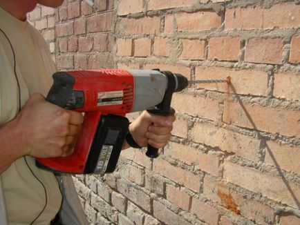 Hogyan kell fúrni egy lyukat a falon jobbra (lyukasztó lyukak a falon) Hogyan kell fúrni egy lyukat a falon jobbra