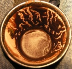 Hogyan lehet megoldani a rejtélyt alján egy bögre kávét