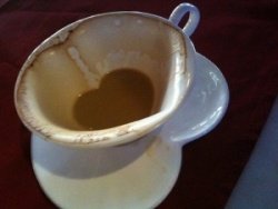 Hogyan lehet megoldani a rejtélyt alján egy bögre kávét