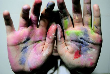 Hogyan mossa le a tintát kéz és bőr