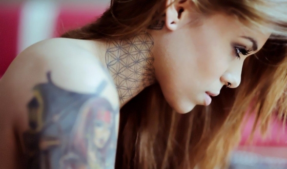 Hogyan készítsünk egy tetoválás a szalonban és otthon