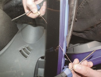 Mivel a kezüket illessze üveg avtomobilyaautoremka - autójavítás (beillesztés) Mivel a kezüket illessze üveg avtomobilyaautoremka - autó javítás