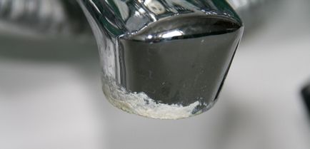 Hogyan lehet eltávolítani a vízkövet a fürdőszobában különböző felületek