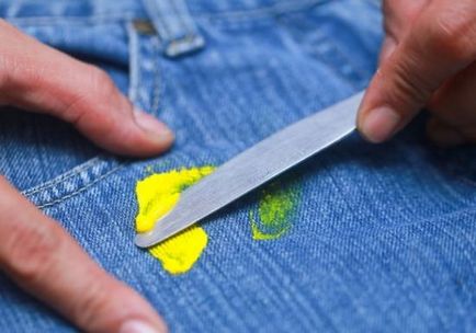 Hogyan lehet eltávolítani a festéket a ruházat otthon, mint hogy a saját helyszínen