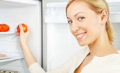 Hogyan lehet eltávolítani a szag különböző eszközökkel hűtőszekrényben