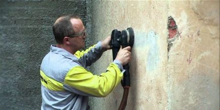 Hogyan lehet eltávolítani a régi festéket a falról