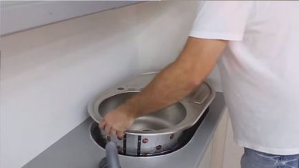 Hogyan kell telepíteni a mosogató a konyhában a kezüket, hogyan kell beállítani egy számlát mosogató