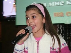 Karaoke szórakozást nyújt a gyermekeknek és a fejlődés