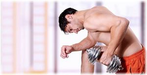 Egy sor gyakorlatok súlyzókkal otthon a férfiak és a komplex képzési program