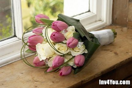 Készítmények esküvői csokrok pionokról, liliom, tulipán, liliom, orchidea, szegfű, brossok és