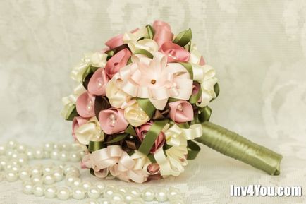 Készítmények esküvői csokrok pionokról, liliom, tulipán, liliom, orchidea, szegfű, brossok és