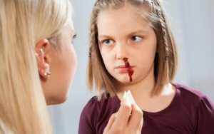 Vér elállítani a vérzést az orrból a gyermek, és amikor szüksége van egy orvos