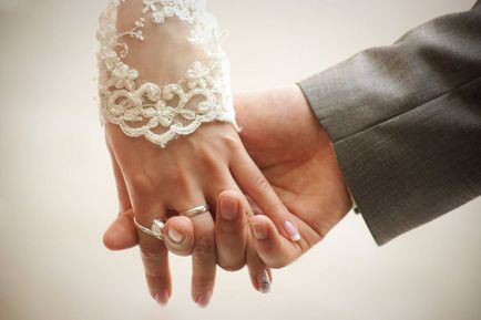 Lehet viselni a gyűrűt az esküvő előtt, a jelek, amelyek ujj viselet