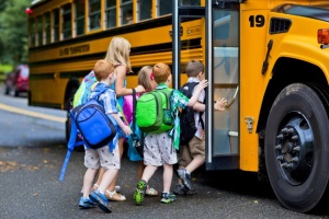 Szabályozás a gyermekek szállítására az autóban SDA 2017-12 évben, a diákok, a busz, a csecsemők